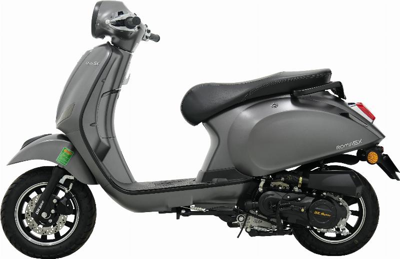 Một chiếc xe đạp điện màu đỏ đang di chuyển trên đường phố, thu hút ánh nhìn và tăng khả năng nhận diện